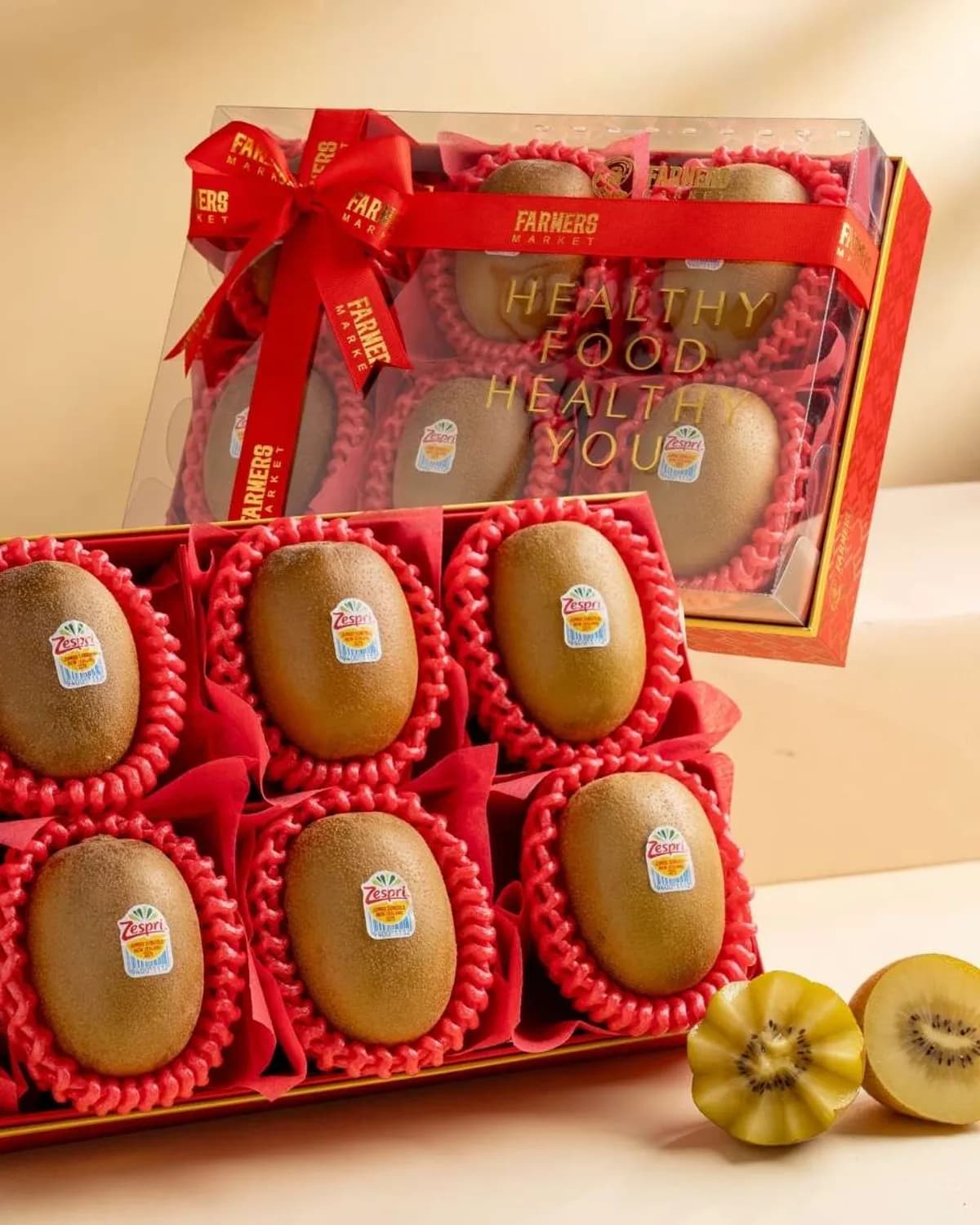 Hộp quà kiwi vàng Zespri 15 quả xếp khay trong hộp đỏ nắp cứng ruy băng vàng